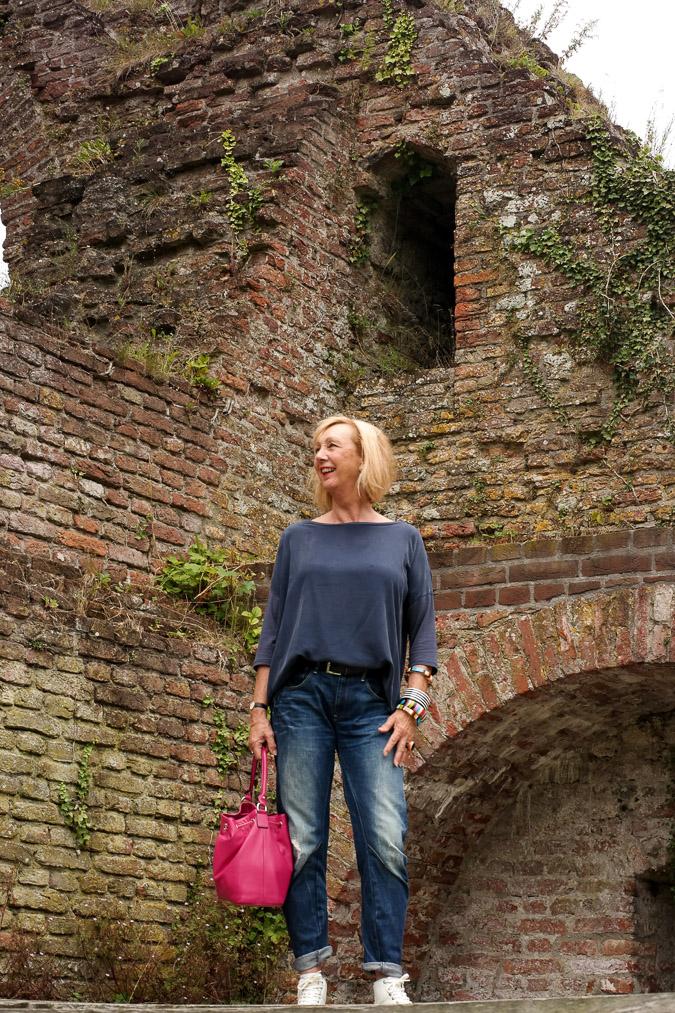 bangles, boyfriend jeans and a pink bag