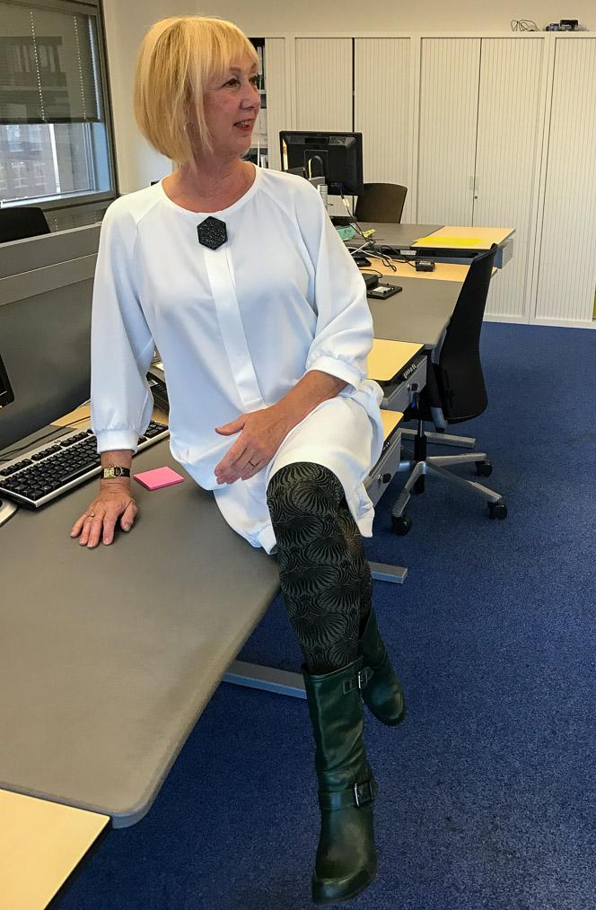 winter-white-dress-with-green-boots_lr