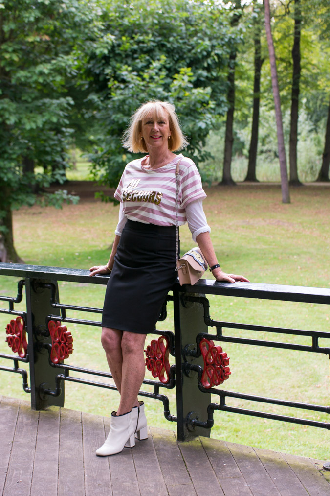 Au secours.. a sequined T-shirt