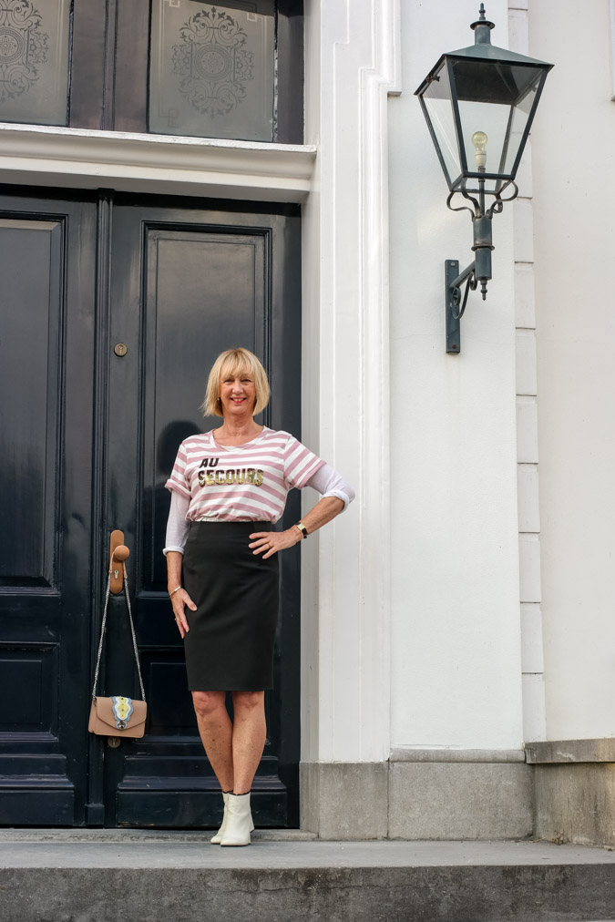 Au secours.. a sequined T-shirt