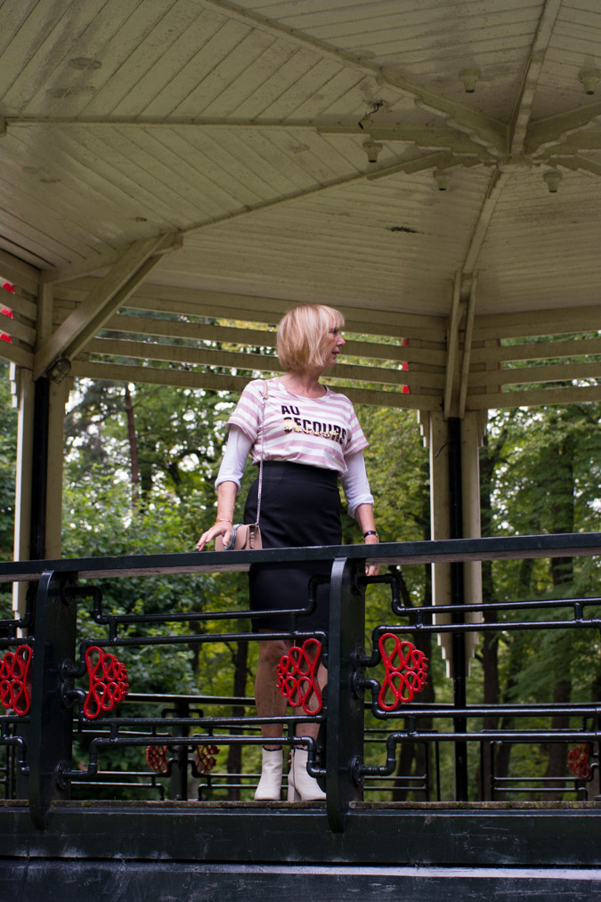 Au secours.. a sequined T-shirt
