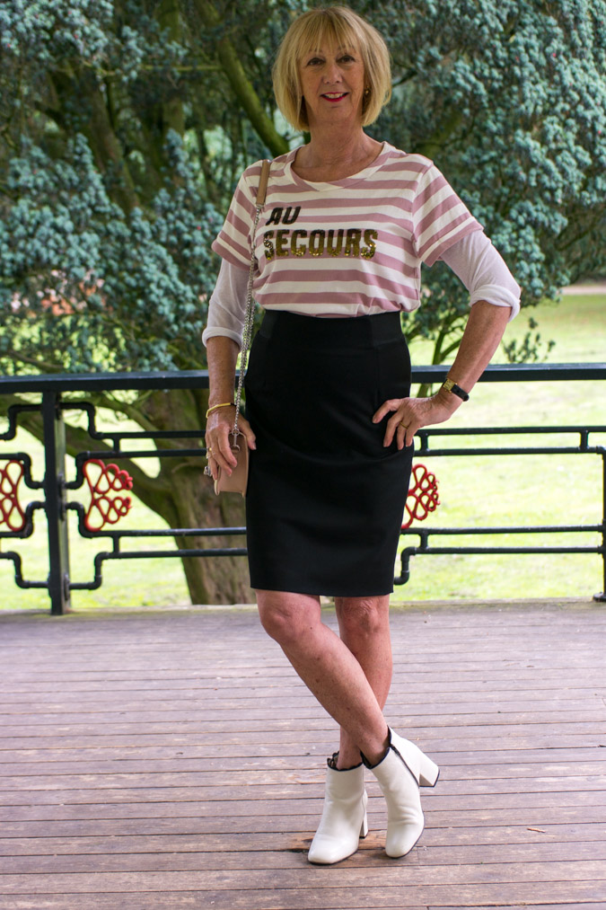 Au secours.. a sequined T-shirt