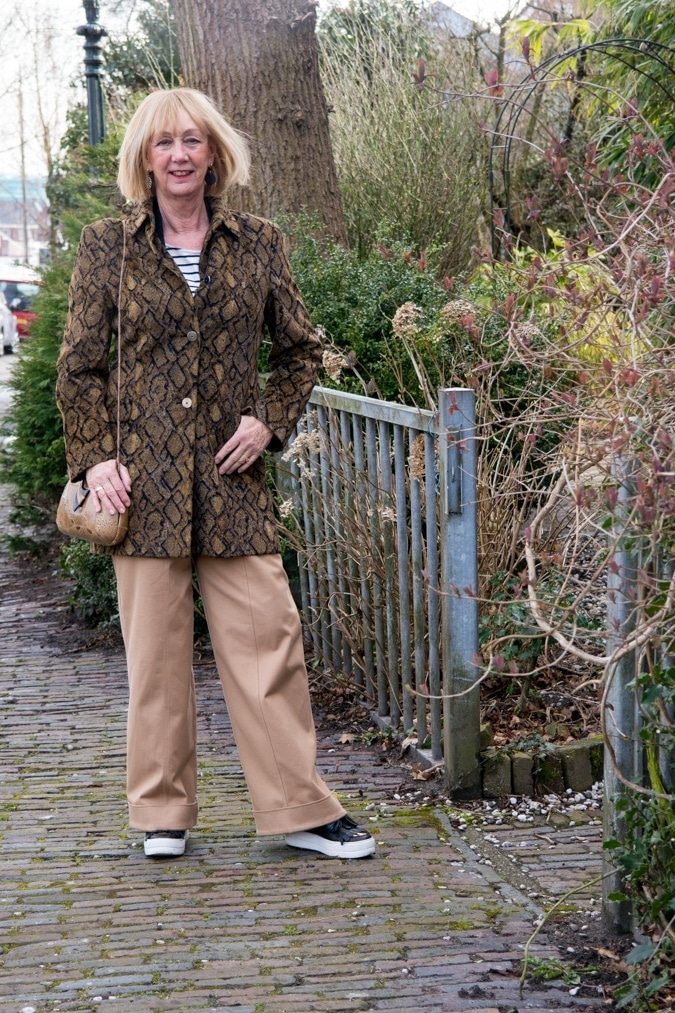 Wide khaki trousers