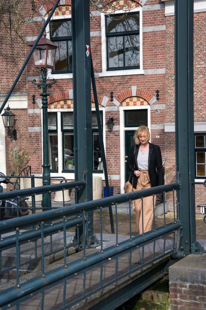 Wide khaki trousers