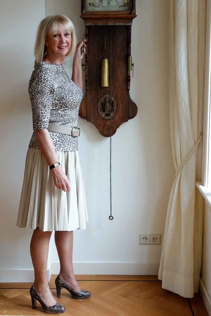 Cream [leated skirt with leopard top