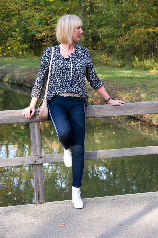 Blue jeggings with side stripe