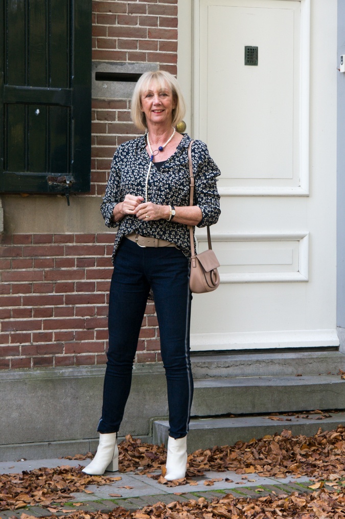 Blue jeggings with side stripe