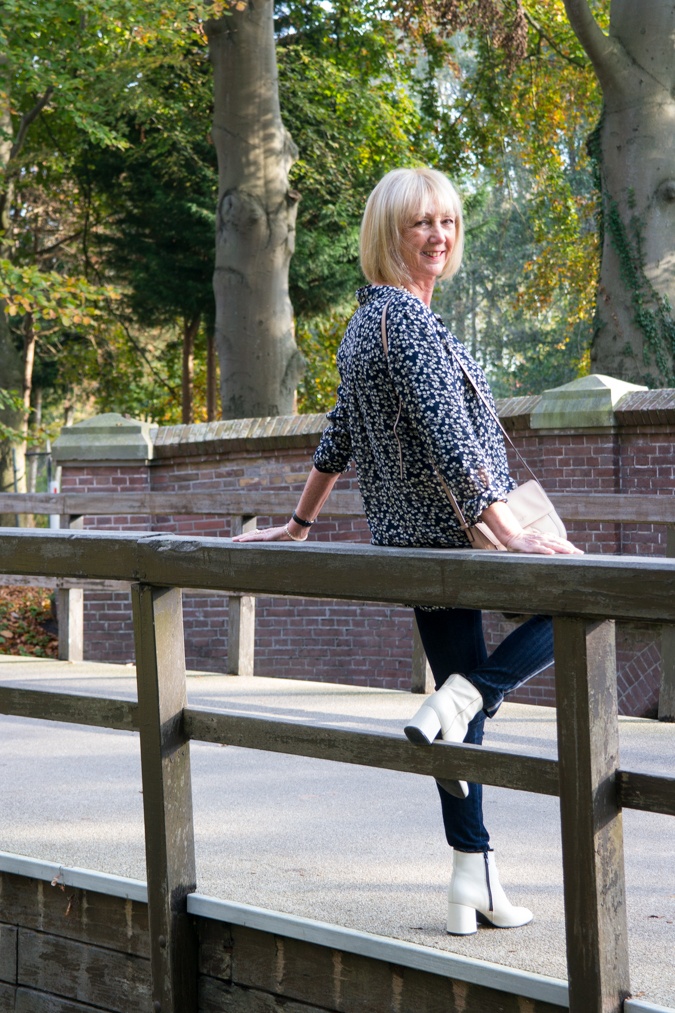 Blue jeggings with side stripe