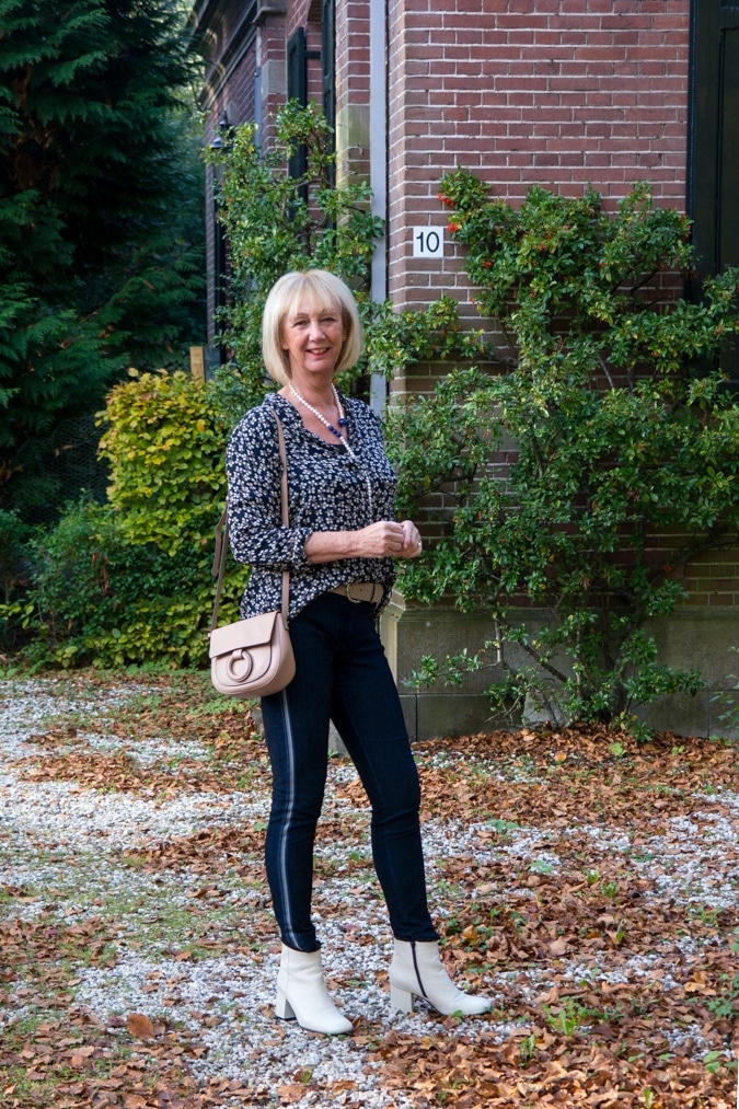 Blue jeggings with side stripe