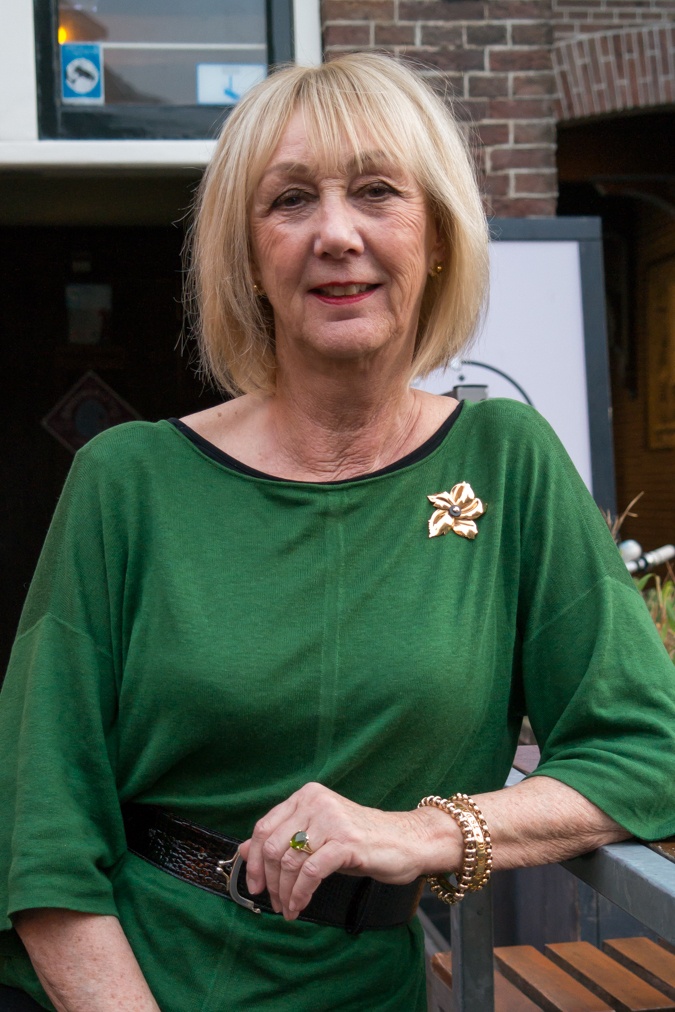 Rosé gold brooch