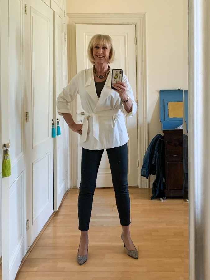 Irié Wash white jacket with sneakers