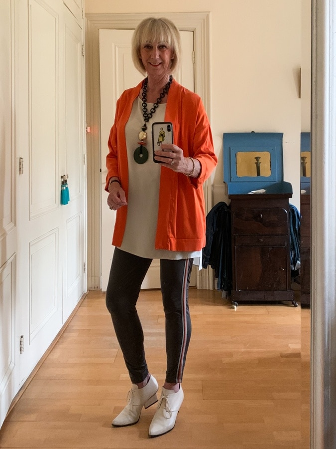 Outfit Wednesday orange jacket