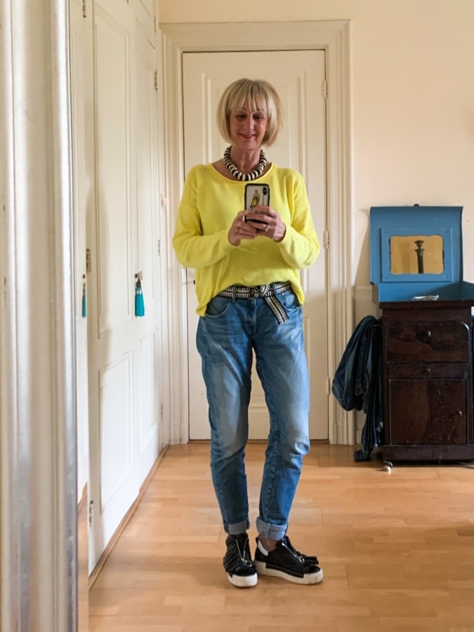 outfit Wednesday Yellow jumper, jeans and black and white accessories