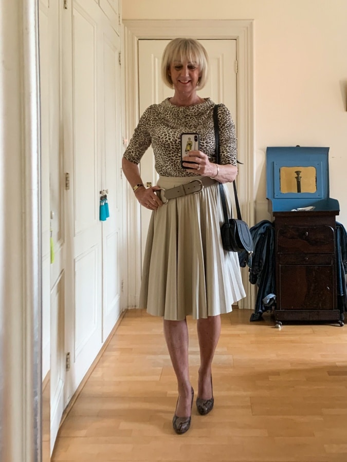 Tuesday outfit, cream pleated skirt