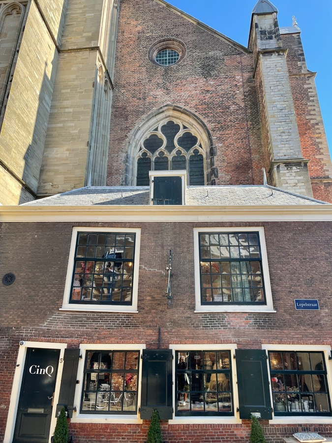 Shop underneath the Saint Bavo church