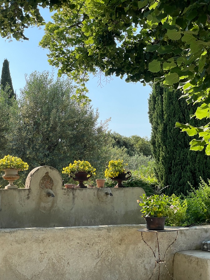 Old water basin in Les Jardins de Sitaara