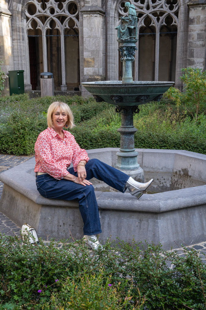 Baggy jeans with an eyelet blouse