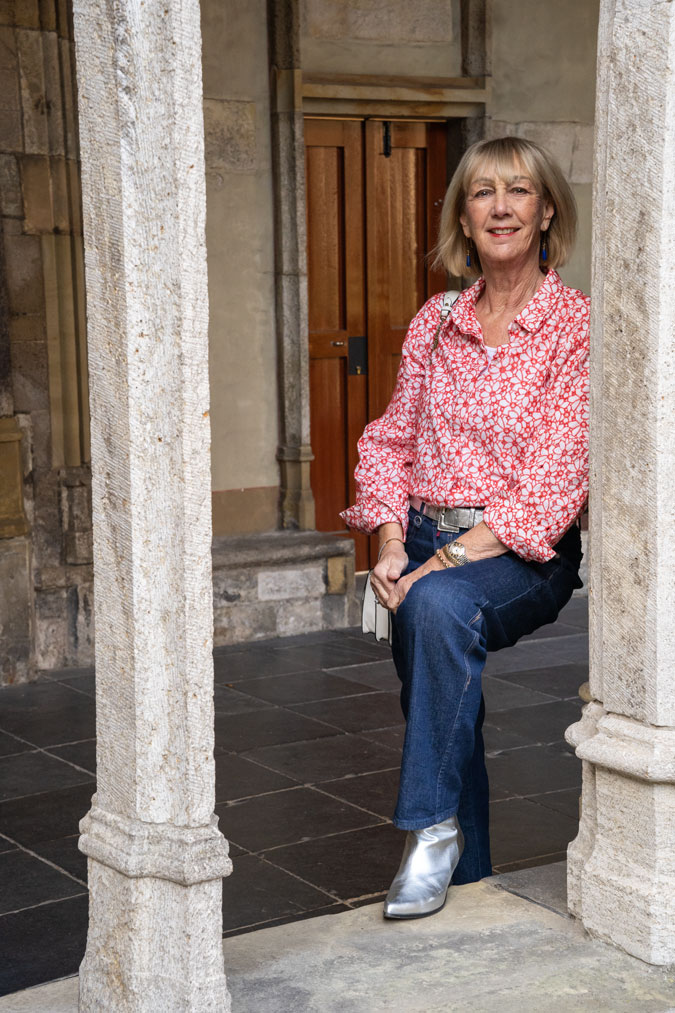Baggy jeans with an eyelet blouse