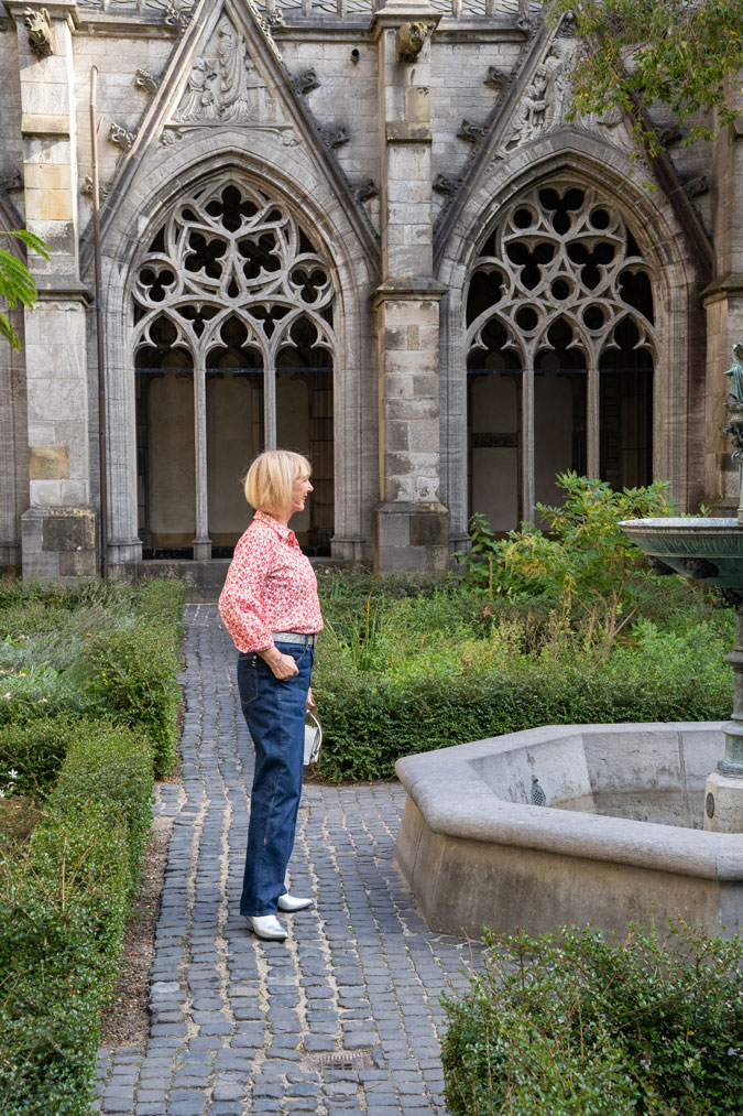 Baggy jeans with an eyelet blouse